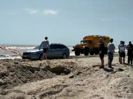 Шторм разрушил популярные пляжи на Азовском море