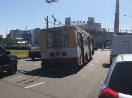 На Таирова у троллейбуса лопнула шина (обновлено, фото)
