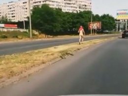 В сети появилось видео с бегущим голым парнем