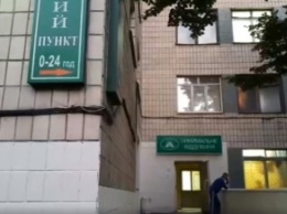В больнице Киева пациентов принимали пьяные врачи (видео)