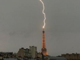 Знаменитую Эйфелеву башню поразила молния: потрясающие кадры