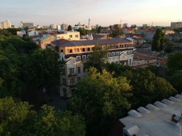 В центре Одессы на памятнике архитектуры строят мансарду... над другой мансардой