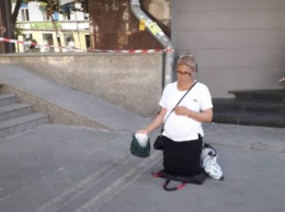 В центре Одессы беременная дама на коленях просит милостыню, - ФОТО