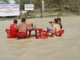 Пить пиво в море. Появились первые фото курьезного отдыха в затопленной Кирилловке