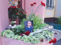 Соседи не знают, что делать с цветами у подъезда, где живет Аркадий Бабченко