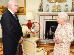 Елизавета II поставила в кабинете фото принца Гарри и Меган Маркл
