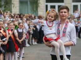 Последний звонок с едким дымом: в Днепре в школе подожгли дымовые шашки (ВИДЕО)