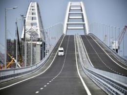На Крымском мосту уже произошло первое ДТП: легковушка влетела в пассажирский автобус
