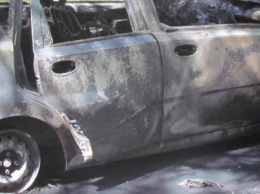 В Мариуполе средь бела дня сгорело авто, - ФОТО