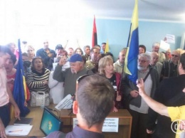 В Славянске активисты утроили митинг на суде по делу другого активиста