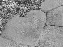 Астрономы нашли на Плутоне "дюны" из метанового песка
