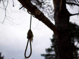 ЧП в Днепре: на Набережной Победы мужчина повесился на дереве