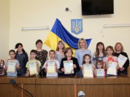 В суде Покровска наградили победителя конкурса рисунков «Права ребенка»