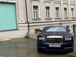 В Украине засняли редкий кабриолет Rolls-Royce на странных номерах