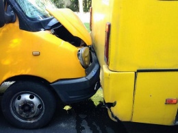 ДТП в Днепре: у пассажирки маршрутного такси треснула челюсть