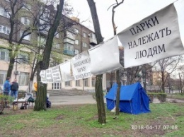 Активисты свернули палаточный городок в парке напротив "Украины"