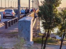 В Днепре мужчина пытался спрыгнуть с Кайдакского моста на дорогу