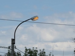 В Каховке меняют фонари уличного освещения