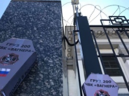 В Киеве под зданием посольства РФ установили символические гробы