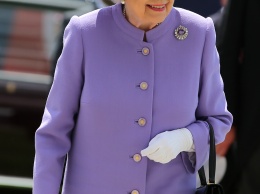 Елизавета II отметила 65 лет со дня коронации и посетила скачки