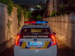 Под Днепром нетрезвый водитель устроил погоню и прокатил полицейского на капоте