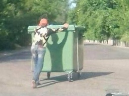В Днепре мужчина пытался украсть новый мусорный контейнер