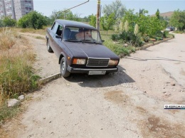 Керчане нашли способ объезжать заслон на улице Рыбаков
