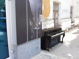 В Мелитополе на улице установили пианино-клумбу