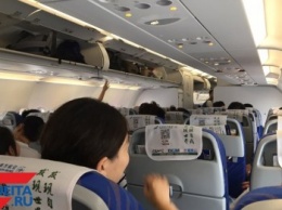 В Китае любители занять чужую багажную полку в самолете рискуют попасть в "черный список" пассажиров