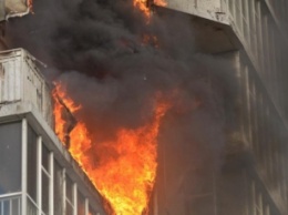 В многоэтажке загорелся балкон