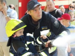 На «Городе профессий» в Днепре спасатели принимали на работу малышей (ФОТО, ВИДЕО)