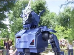 В Днепре создали робота, который собирает пожертвования (видео)