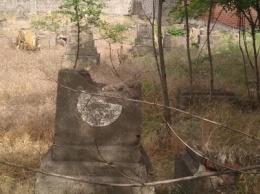 Староеврейское кладбище Мариуполя страдает от вандалов, - ФОТОРЕПОРТАЖ