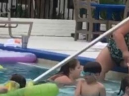 Женщина побрила ноги прямо в детском бассейне: шокирующее видео