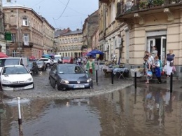 Стихия во Львове: дождь, град и ветер повредили линии электропередач, авто и жилые дома
