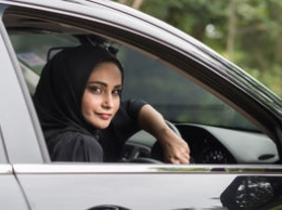 В Саудовской Аравии впервые вручили водительские права женщине