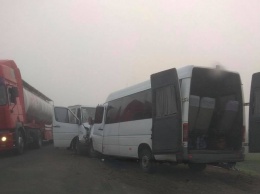 На трассе в Одесской области лоб в лоб столкнулись маршрутка и грузовой микроавтобус
