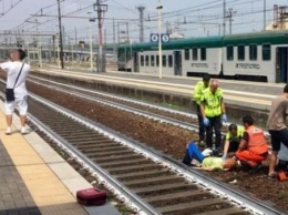 Итальянец сделал селфи на фоне попавшей под поезд женщины (Фото)