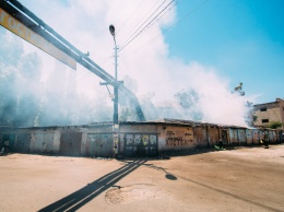 Пожар в Днепре: сотрудники ГСЧС тушили гаражи