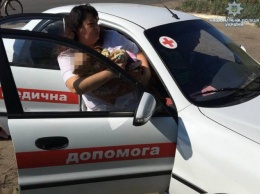 На Луганщине полиция забрала ребенка у нетрезвой матери