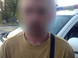 В Черновцах контрактник с пистолетом отобрал у женщины 400 гривен
