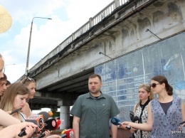 Завтра перекроют половину моста