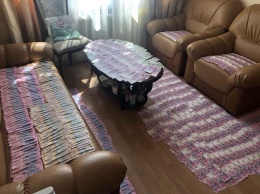 ГПУ опубликовала фото кабинета житомирских фискалов с ковром из денег