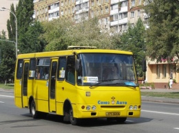 В Киеве водитель маршрутки из-за девушки попал в ДТП