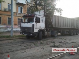 В центре Николаева фура снесла полдерева и заблокировала движение трамваев
