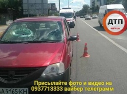 В Киеве хулиганы бросили плиту с моста, пассажиру авто отрезало руку
