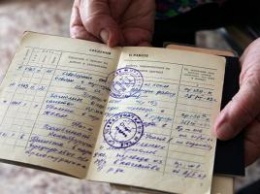 "Видимо, ждут, что я скоро умру": За 4 года беженцам с Донбасса так и не оформили пенсию в России