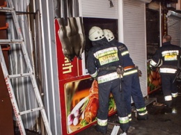 В Днепре сгорел очередной киоск «Салтовского мясокомбината»