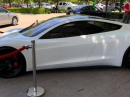 Новейшие электрокары Tesla впервые показали на публике