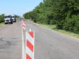 Автодорожники ремонтируют дорогу к запорожскому курорту (ФОТО)